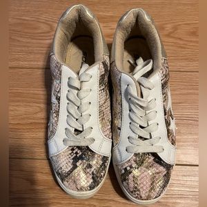 Soda tennis shoes snake skin with stars
